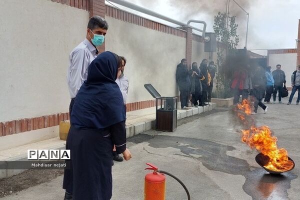 آموزش استفاده از کپسول آتش‌نشانی برای دانش‌آموزان رودهن