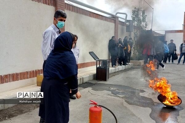 آموزش استفاده از کپسول آتش‌نشانی برای دانش‌آموزان رودهن