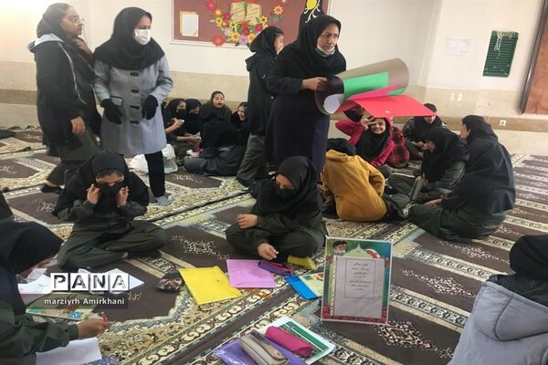استقبال پرشور دانش‌آموزان از برگزاری نقاشی همگانی در دبیرستان مرضیه