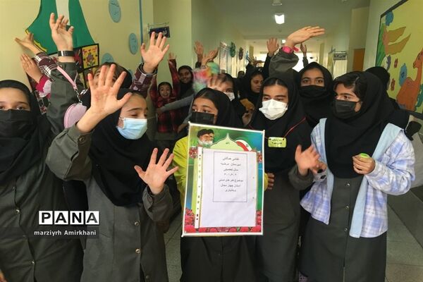 استقبال پرشور دانش‌آموزان از برگزاری نقاشی همگانی در دبیرستان مرضیه