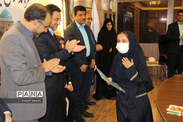 تقدیر از دانش‌آموزان پژوهشگر برتر یزدی