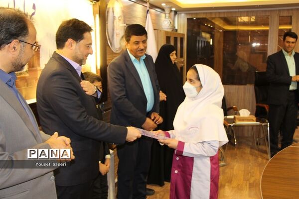 تقدیر از دانش‌آموزان پژوهشگر برتر یزدی