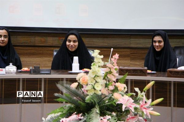 تقدیر از دانش‌آموزان پژوهشگر برتر یزدی