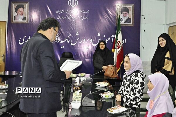 دیدار صمیمی دانش‌آموزان دبستان صمدایی با مدیر آموزش و پرورش ناحیه 2 ساری