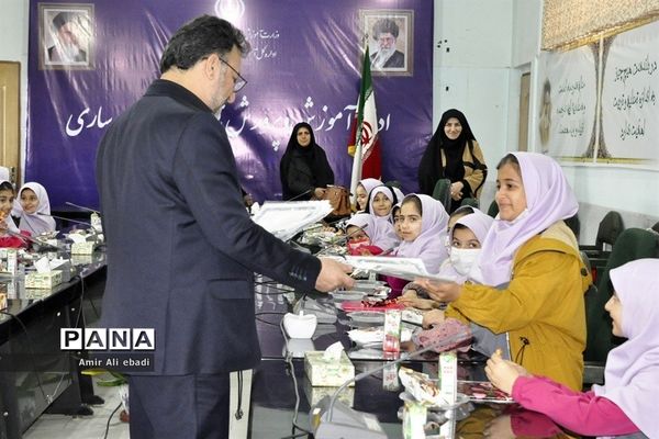 دیدار صمیمی دانش‌آموزان دبستان صمدایی با مدیر آموزش و پرورش ناحیه 2 ساری