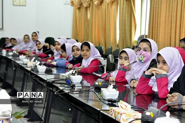 دیدار صمیمی دانش‌آموزان دبستان صمدایی با مدیر آموزش و پرورش ناحیه 2 ساری