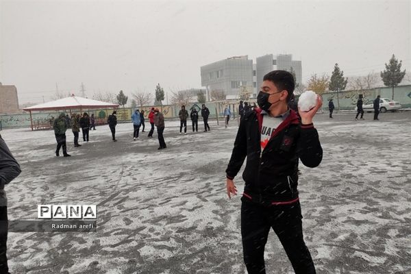 بارش برف و ایجاد نشاط در دانش‌آموزان مرکز پرورش استعداد های درخشان دارالفنون شهریار