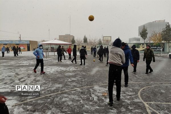 بارش برف و ایجاد نشاط در دانش‌آموزان مرکز پرورش استعداد های درخشان دارالفنون شهریار