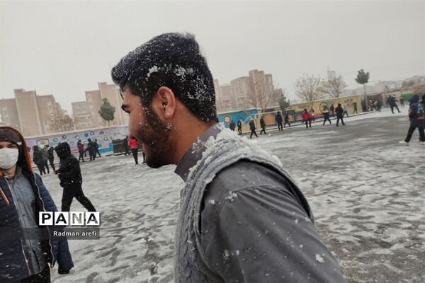 بارش برف و ایجاد نشاط در دانش‌آموزان مرکز پرورش استعداد های درخشان دارالفنون شهریار
