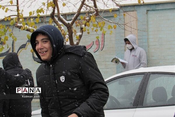 بارش برف و ایجاد نشاط در دانش‌آموزان مرکز پرورش استعداد های درخشان دارالفنون شهریار