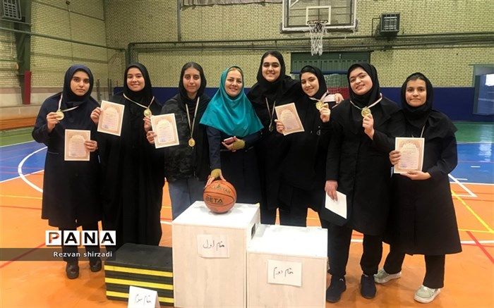 دانش‌آموزان دبیرستان دخترانه فرهنگ، کاپ قهرمانی را به مدرسه بردند
