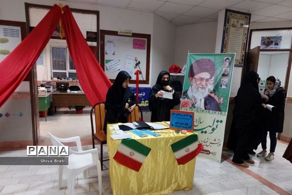 جلسه دیدار اولیا با دبیران در دبیرستان عفاف کاشمر