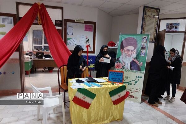 جلسه دیدار اولیا با دبیران در دبیرستان عفاف کاشمر