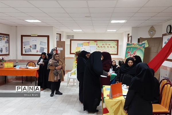 جلسه دیدار اولیا با دبیران در دبیرستان عفاف کاشمر