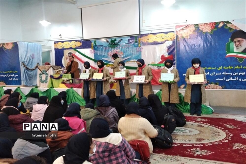 برگزاری جشن هفته قرآن و عترت در دبیرستان شاهد فیض ناحیه 3 شیراز