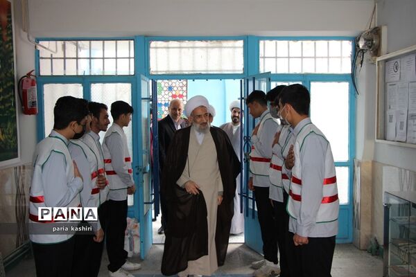 برگزاری نماز جماعت در دبیرستان صیاد شیرازی ساری