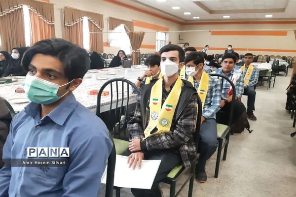 دیدار مدیرکل آموزش و پرورش فارس با دانش‌آموزان عضو تشکل‌های دانش‌آموزی جهرم