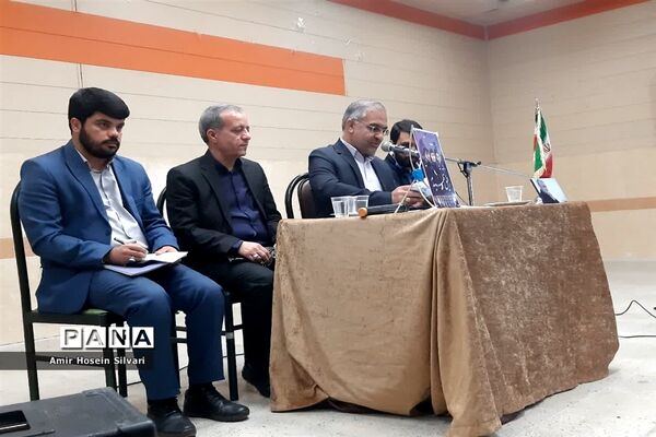 دیدار مدیرکل آموزش و پرورش فارس با دانش‌آموزان عضو تشکل‌های دانش‌آموزی جهرم