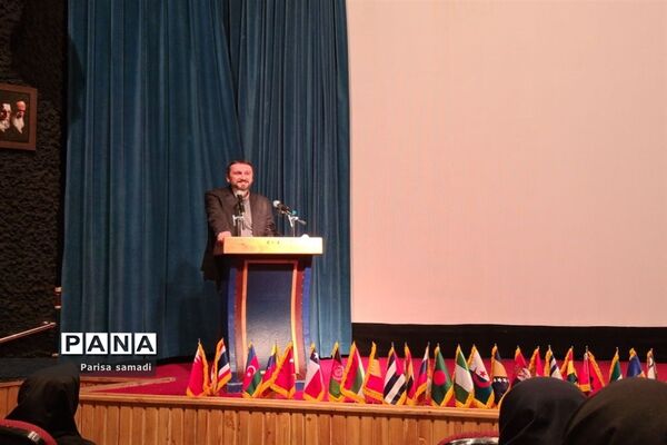 بازدید دانش‌آموزان منطقه ۱۳ از موسسه لغت‌نامه دهخدا