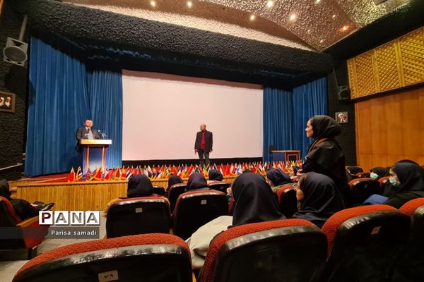 بازدید دانش‌آموزان منطقه ۱۳ از موسسه لغت‌نامه دهخدا