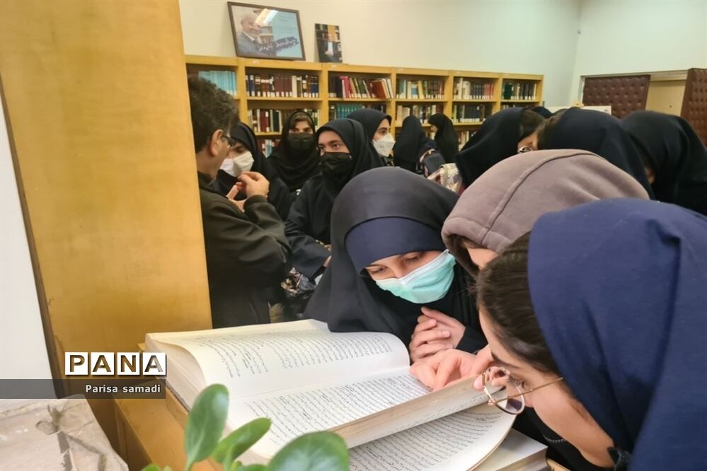 بازدید دانش‌آموزان منطقه ۱۳ از موسسه لغت‌نامه دهخدا