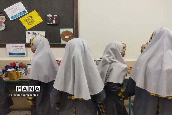 برپایی نمایشگاه دست سازه‌های دانش‌آموزان در دبستان مزرعه دختران صفادشت