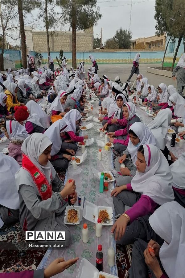 بازدید مدیر آموزش و پرورش شهرستان خاتم از دبستان حضرت زینب (س)