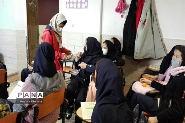 اجرای طرح آهن یاری و مکمل ویتامین D در دبیرستان یاس