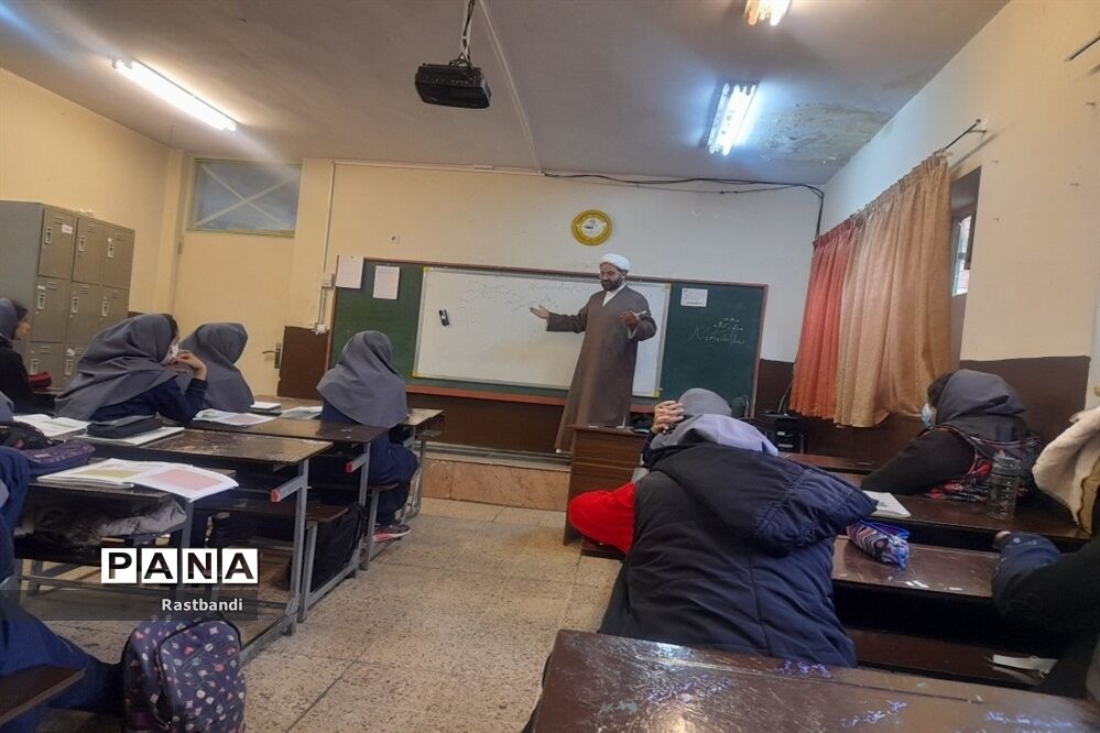 گفتمان دینی در دبیرستان وحدت منطقه ۱۳