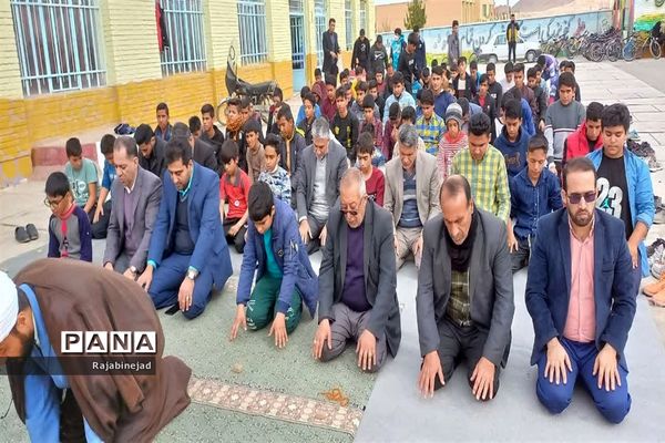 بازدید معاون پرورشی اداره‌کل آموزش و پرورش استان از دبیرستان شهید مطهری ابرکوه