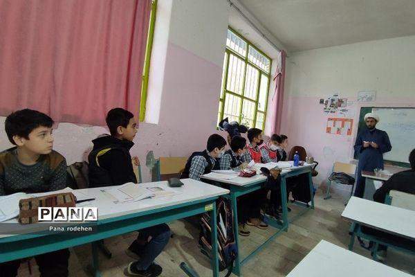 آموزش قرآن توسط رئیس سازمان تبلیغات اسلامی، در دبستان شهید فهمیده رودهن