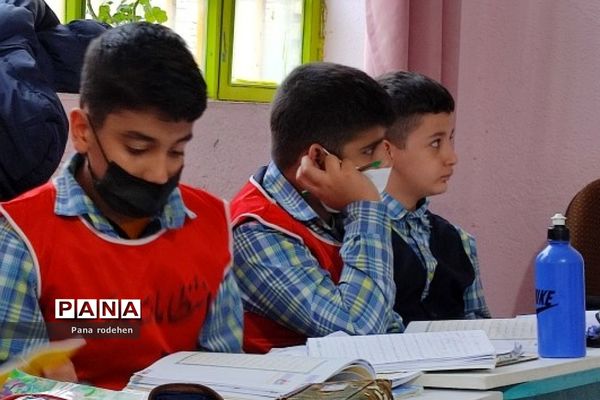 آموزش قرآن توسط رئیس سازمان تبلیغات اسلامی، در دبستان شهید فهمیده رودهن