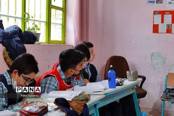 آموزش قرآن توسط رئیس سازمان تبلیغات اسلامی، در دبستان شهید فهمیده رودهن