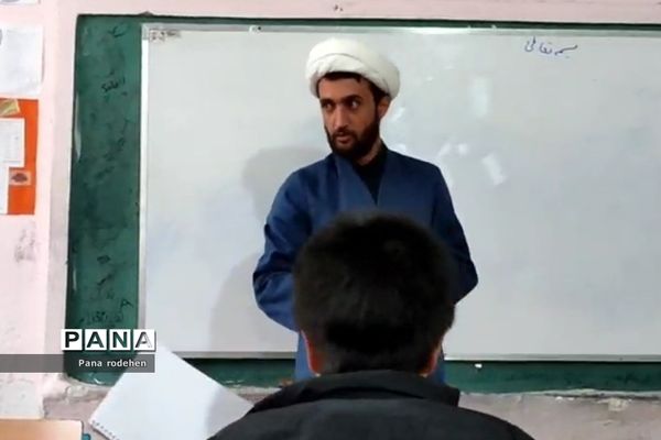 آموزش قرآن توسط رئیس سازمان تبلیغات اسلامی، در دبستان شهید فهمیده رودهن