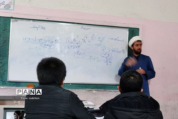 آموزش قرآن توسط رئیس سازمان تبلیغات اسلامی، در دبستان شهید فهمیده رودهن