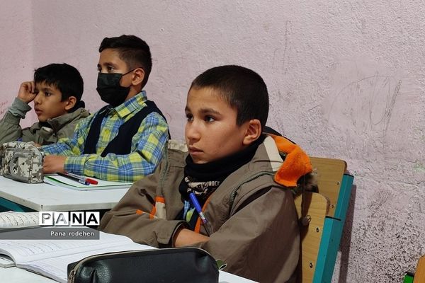 آموزش قرآن توسط رئیس سازمان تبلیغات اسلامی، در دبستان شهید فهمیده رودهن