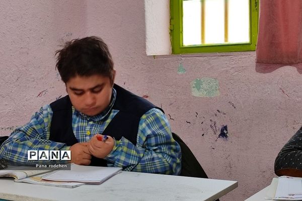 آموزش قرآن توسط رئیس سازمان تبلیغات اسلامی، در دبستان شهید فهمیده رودهن