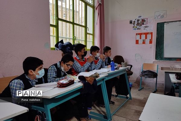 آموزش قرآن توسط رئیس سازمان تبلیغات اسلامی، در دبستان شهید فهمیده رودهن