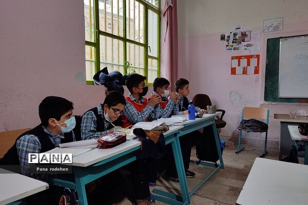 آموزش قرآن توسط رئیس سازمان تبلیغات اسلامی، در دبستان شهید فهمیده رودهن