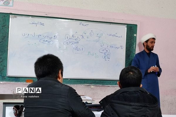 آموزش قرآن توسط رئیس سازمان تبلیغات اسلامی، در دبستان شهید فهمیده رودهن