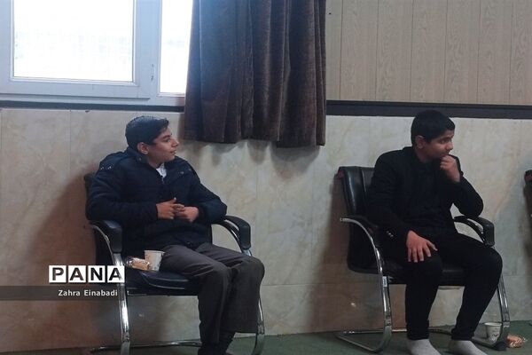 نشست  مداحان دانش‌آموز با امام جمعه شهرستان ملارد