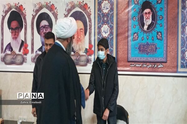 نشست  مداحان دانش‌آموز با امام جمعه شهرستان ملارد