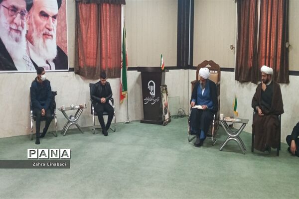 نشست  مداحان دانش‌آموز با امام جمعه شهرستان ملارد