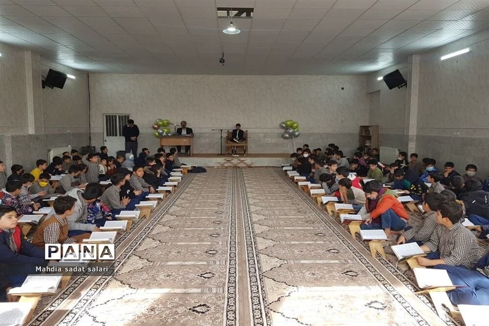 محفل انس با قرآن در دبستان پسرانهٔ پاسداران ناحیه یک  یزد