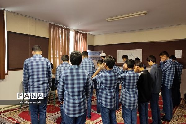 نشست بصیرتی و آموزشی ویژه دهه فاطمیه در مدرسه شهید بهشتی رودهن