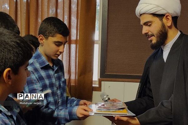 نشست بصیرتی و آموزشی ویژه دهه فاطمیه در مدرسه شهید بهشتی رودهن