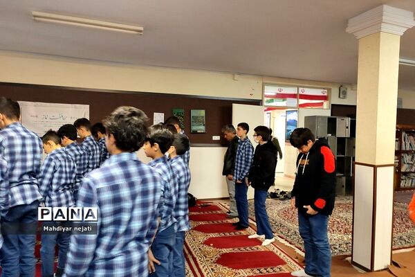 نشست بصیرتی و آموزشی ویژه دهه فاطمیه در مدرسه شهید بهشتی رودهن