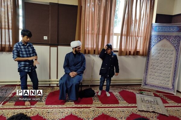 نشست بصیرتی و آموزشی ویژه دهه فاطمیه در مدرسه شهید بهشتی رودهن