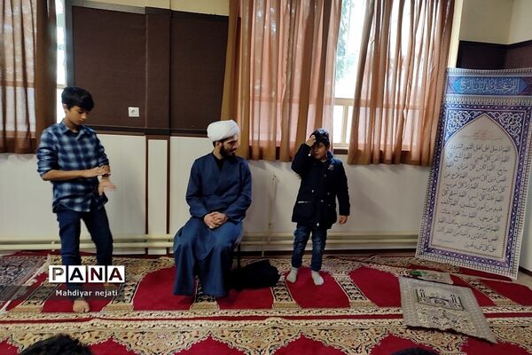 نشست بصیرتی و آموزشی ویژه دهه فاطمیه در مدرسه شهید بهشتی رودهن