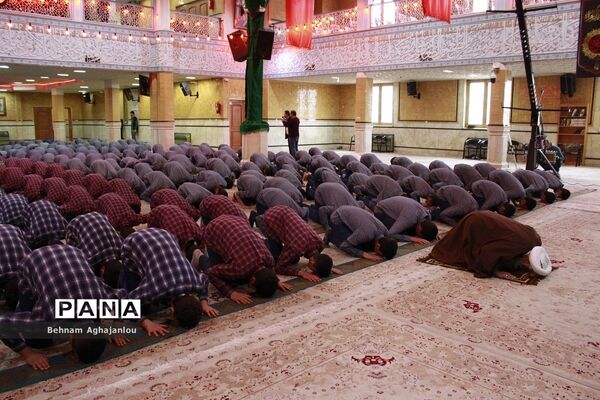 پیوند مسجد و مدرسه و برگزاری نماز جماعت به‌مناسبت هفته قرآن و عترت در حسینیه اعظم زنجان